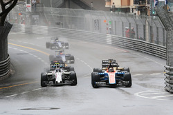 Pascal Wehrlein, Manor Racing MRT05 en Valtteri Bottas, Williams FW38 gevecht voor position