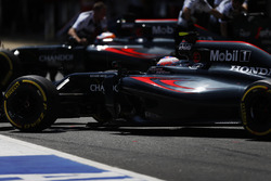 Jenson Button, McLaren MP4-31 en Fernando Alonso, McLaren MP4-31 in de pitlane