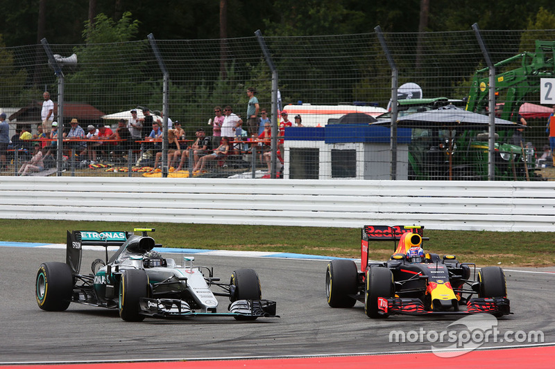 Nico Rosberg, Mercedes AMG F1 W07 Hybrid e Max Verstappen, Red Bull Racing RB12 lottano per la posizione