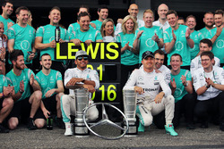 Race winner Lewis Hamilton, Mercedes AMG F1 celebrates with team mate Nico Rosberg, Mercedes AMG F1