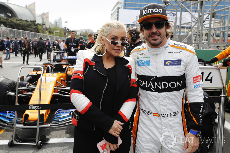 La cantante Christina Aguilera con Fernando Alonso, McLaren, en la parrilla