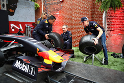Max Verstappen, Red Bull Racing, Paul Monagan e David Tsurusaki nella pit stop challenge
