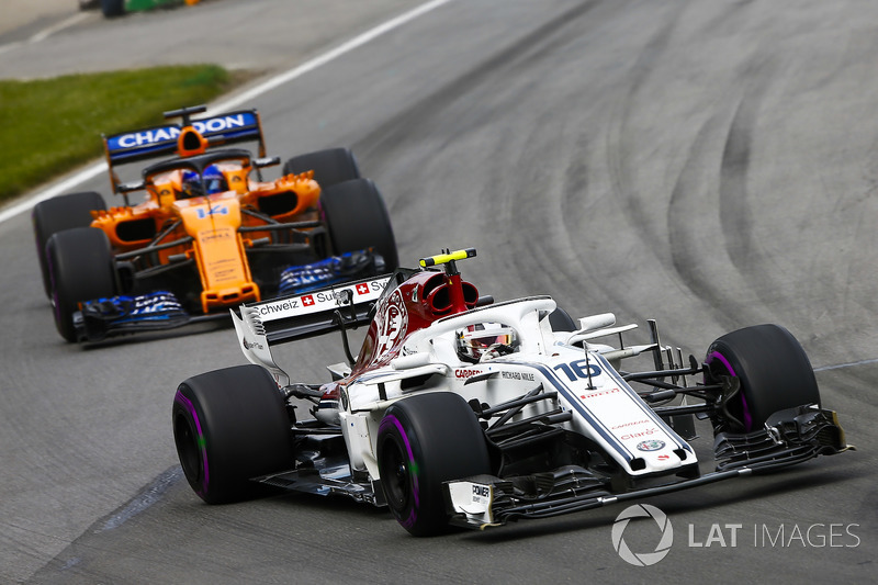 Шарль Леклер, Sauber C37, попереду Фернандо Алонсо, McLaren MCL33