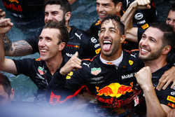 Daniel Ricciardo, Red Bull Racing, festeggia la vittoria nella piscina della Red Bull Energy Station, con i membri del team
