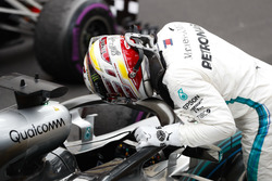 Il terzo classificato Lewis Hamilton, Mercedes AMG F1, arriva nel parco chiuso