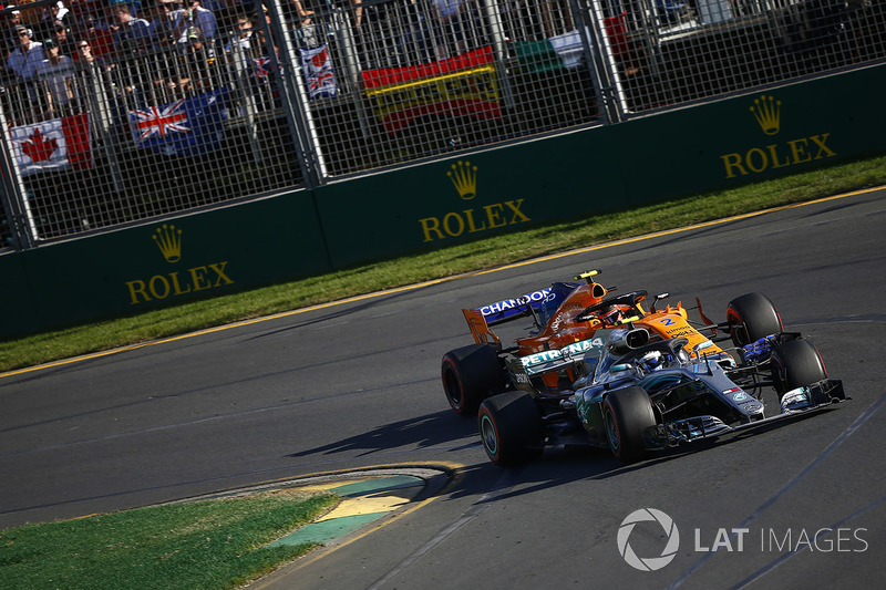 Valtteri Bottas, Mercedes AMG F1 W09, precede Stoffel Vandoorne, McLaren MCL33 Renault