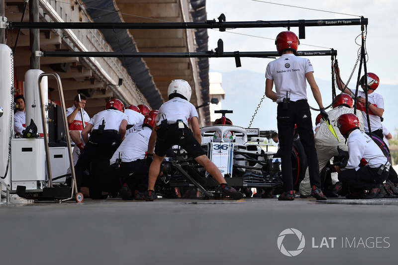 Antonio Giovinazzi, Sauber C37 pit stop