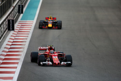 Kimi Raikkonen, Ferrari SF70H, Max Verstappen, Red Bull Racing RB13