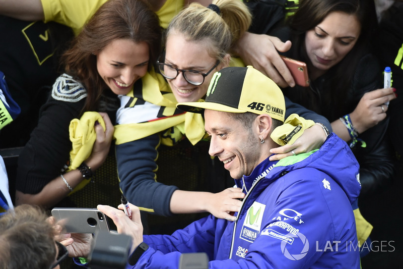 Valentino Rossi, Yamaha Factory Racing con sus fans