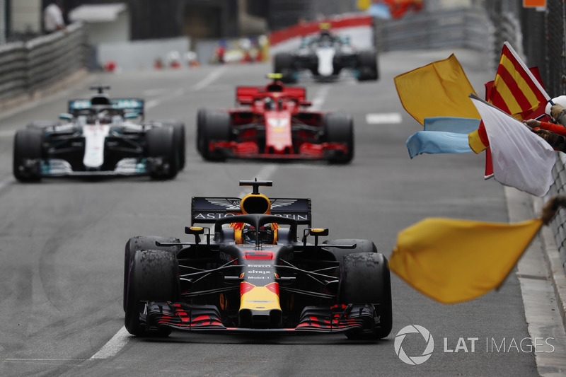 Victor Daniel Ricciardo, Red Bull Racing RB14, is greeted by marshals waving flags, ahead of Lewis Hamilton, Mercedes AMG F1 W09 and Kimi Raikkonen, Ferrari SF71H