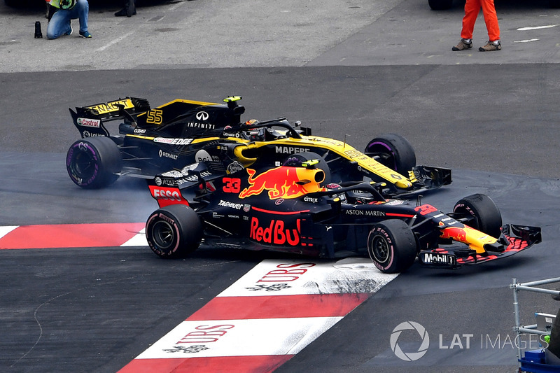 Max Verstappen berhasil melewati Carlos Sainz