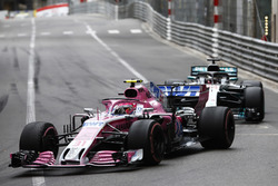 Esteban Ocon, Force India VJM11, Lewis Hamilton, Mercedes AMG F1 W09