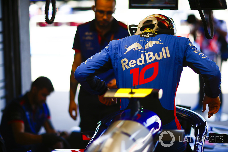 Pierre Gasly, Toro Rosso, si cala nell'abitacolo della sua monoposto