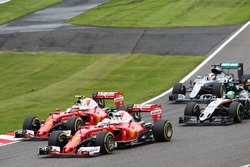 Sebastian Vettel, Ferrari SF16-H; Kimi Räikkönen, Ferrari SF16-H