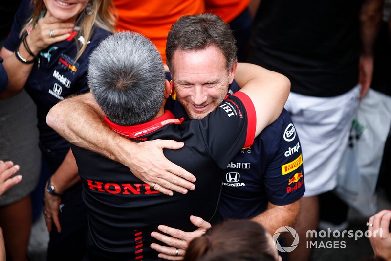 Masashi Yamamoto, director general de Honda Motorsport, y Christian Horner, jefe del equipo Red Bull Racing