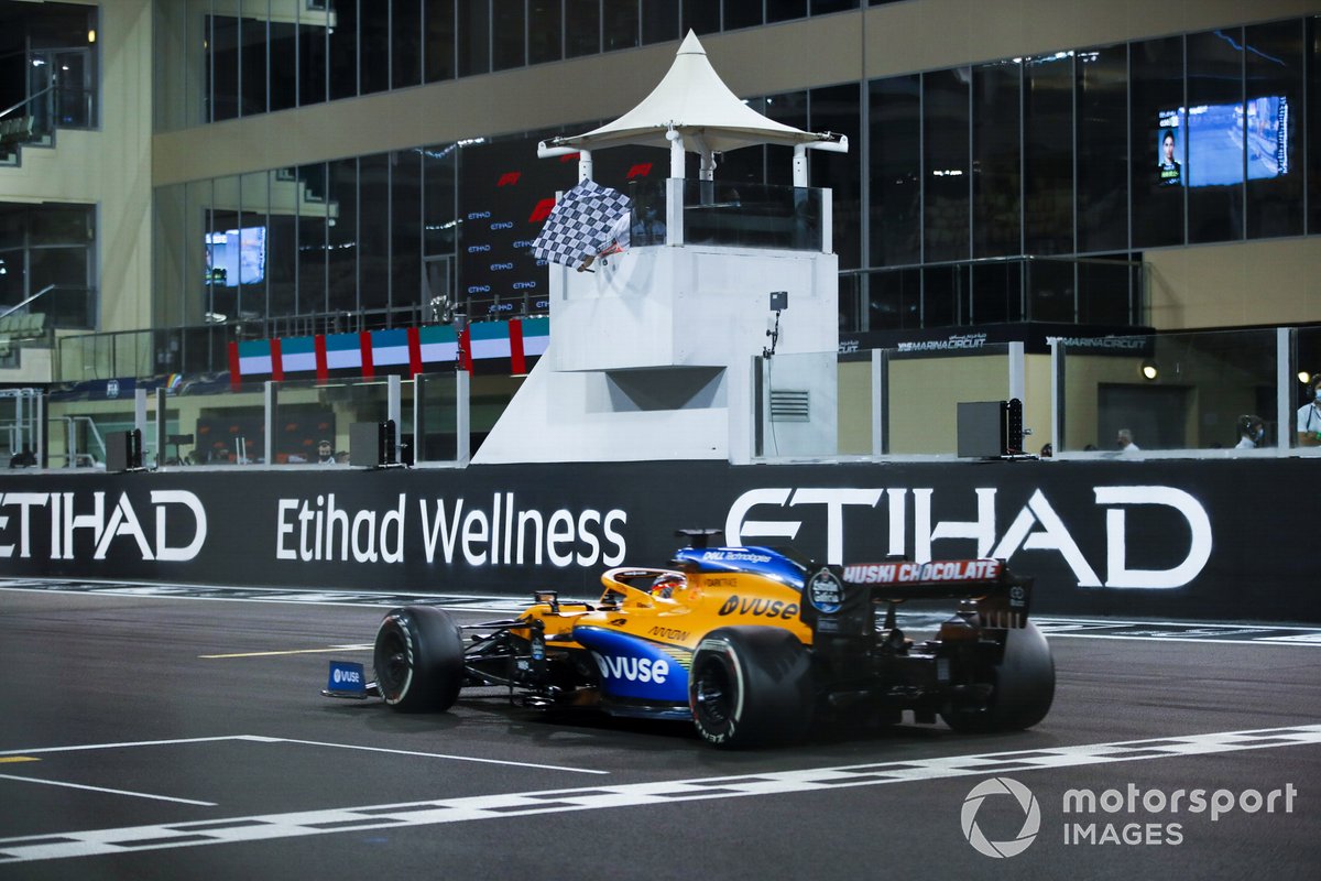 Carlos Sainz Jr., McLaren MCL35, cruzando la línea de meta.