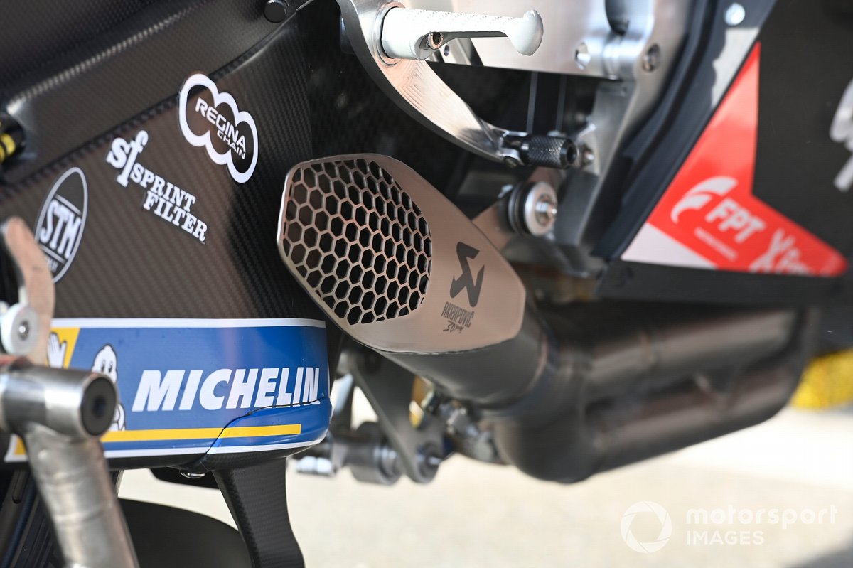 Detail knalpot Aprilia RS-GP 2021 dengan model irisan daging asap pada lubang gas buang.