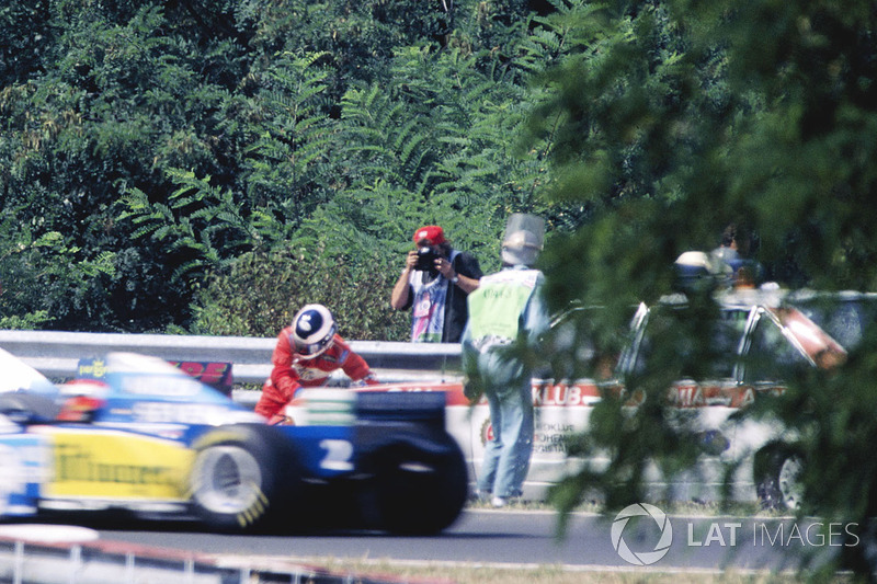 Taki Inoue, Arrows FA16 yangın söndürmeye çalışırken tıbbi araç tarafından düşürülüyor