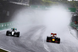 (Зліва направо): Ніко Росберг, Mercedes AMG F1 W07 Hybrid та Макс Ферстаппен, Red Bull Racing RB12 б