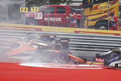 Kollision: Daniil Kvyat, Scuderia Toro Rosso STR12; Fernando Alonso, McLaren MCL32