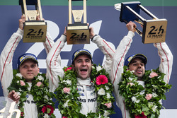 Podio LMP1: i vincitori assoluti e di classe #2 Porsche Team Porsche 919 Hybrid: Romain Dumas, Neel