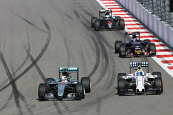 Lewis Hamilton, Mercedes AMG F1 Team W07, und Felipe Massa, Williams FW38