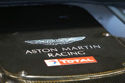 Aston Martin con logo Total