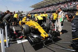 Kevin Magnussen, Renault Sport F1 Team RS16 on the grid