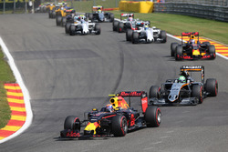 Max Verstappen, Red Bull Racing RB12 met een beschadigde voorvleugel