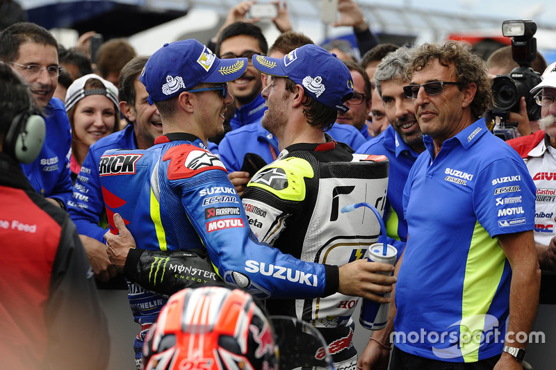 Переможець гонки Маверік Віньялес, Team Suzuki MotoGP, друге місце Кел Кратчлоу, Тeam LCR Honda