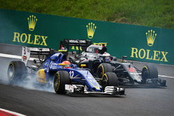 Felipe Nasr, Sauber C35 e Jenson Button, McLaren MP4-31 lottano per la posizione