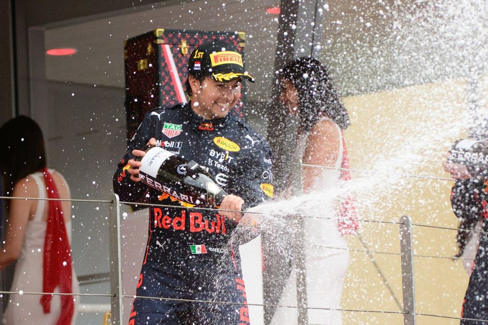 Podio: el ganador Sergio Pérez, Red Bull Racing