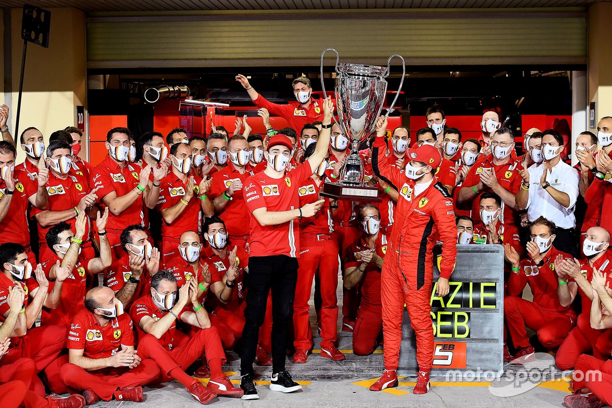 Sebastian Vettel merayakan perpisahannya bersama tim dan Charles Leclerc