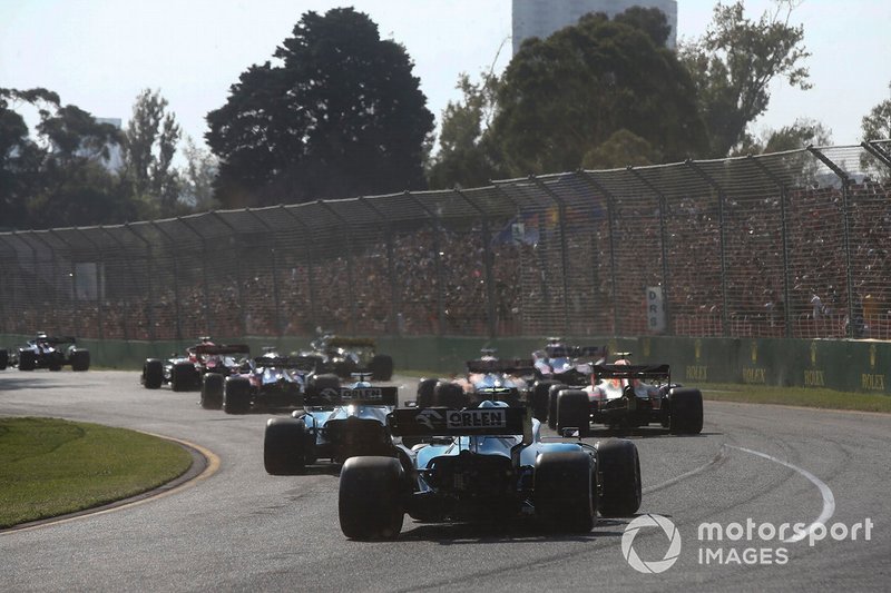 George Russell, Williams Racing FW42, et Robert Kubica, Williams FW42, derrière le peloton au départ