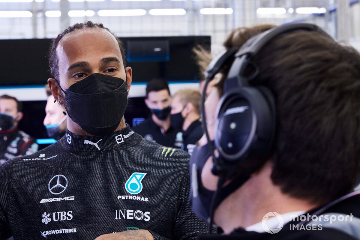Lewis Hamilton, Mercedes, con Toto Wolff, Team Principal e CEO, Mercedes AMG