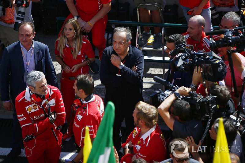 Sergio Marchionne menyaksikan perayaan podium GP Hongaria 2017