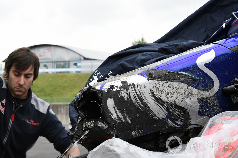 The crashed car of Carlos Sainz Jr., Scuderia Toro Rosso STR12 is recovered after FP1
