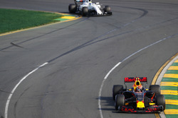 Max Verstappen, Red Bull Racing RB13 y Felipe Massa, Williams FW40