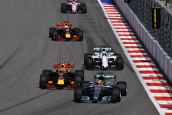 Lewis Hamilton, Mercedes AMG F1 W08; Max Verstappen, Red Bull Racing RB13