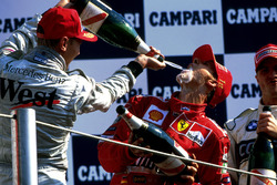 Podyum: Mika Hakkinen, McLaren ve yarış galibi Michael Schumacher, Ferrari
