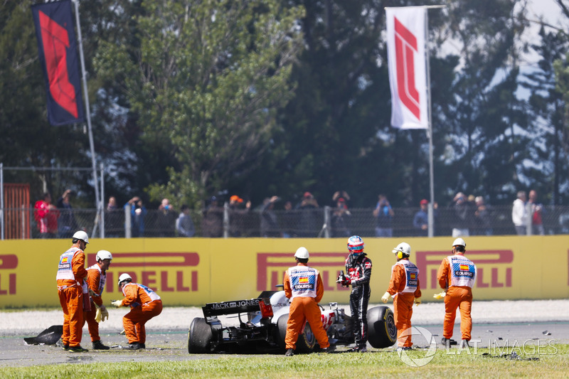Romain Grosjean, Haas F1 Team VF-18, sale de su auto dañado después de un accidente de vuelta uno