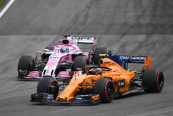 Stoffel Vandoorne, McLaren MCL33 ve Sergio Perez, Force India VJM11