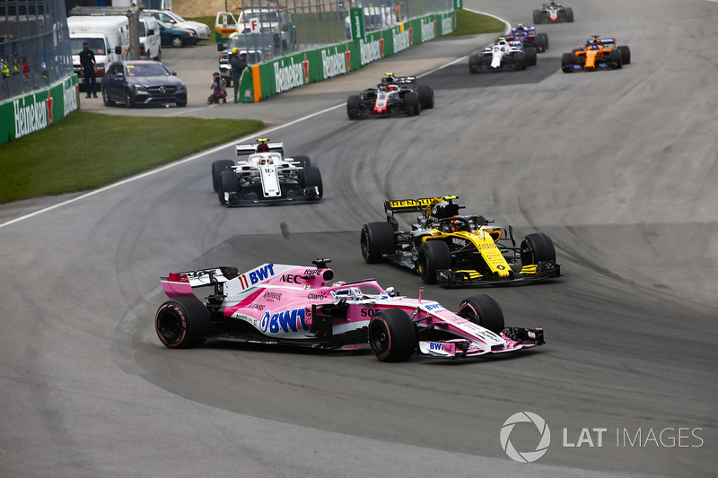 Sergio Perez, Force India VJM11, se va a la hierba tras tocarse con Carlos Sainz