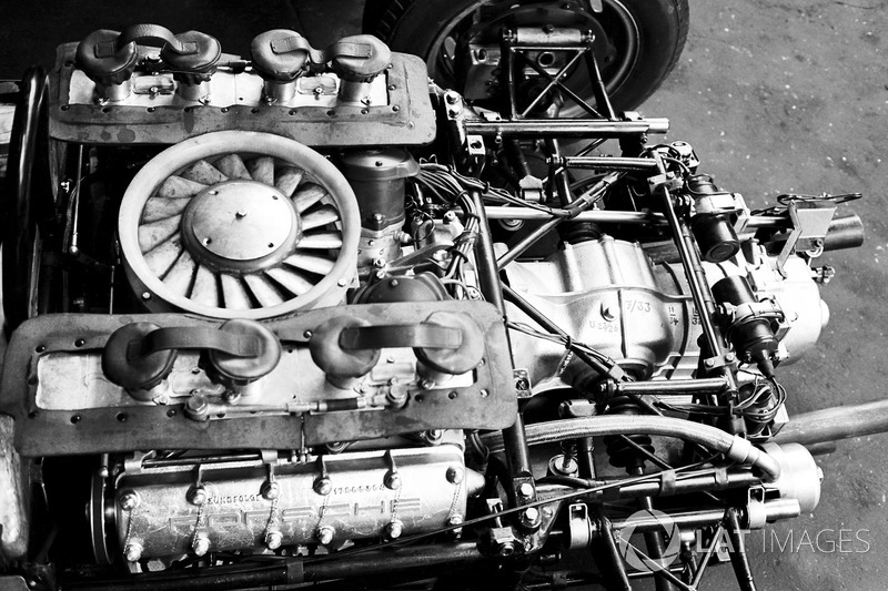 Le moteur huit cylindres à plat de la Porsche 804, avec son ventilateur.