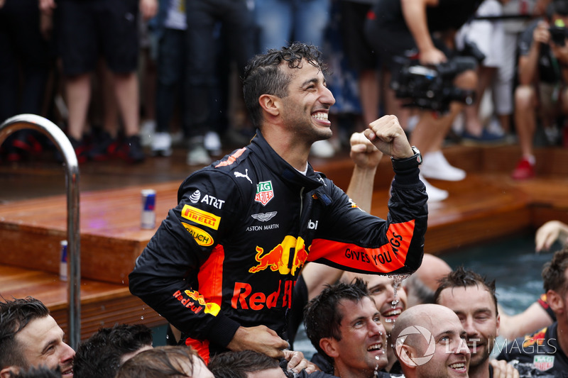 A Red Bull fergeteges monacói medencés partija