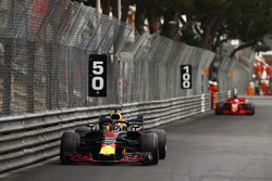 Daniel Ricciardo, Red Bull Racing RB14, Sebastian Vettel, Ferrari SF71H