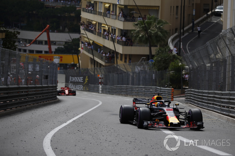 Daniel Ricciardo, Red Bull Racing RB14 y Sebastian Vettel, Ferrari SF71H