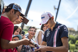 Esteban Ocon, Force India F1 taraftarlara imza dağıtıyor