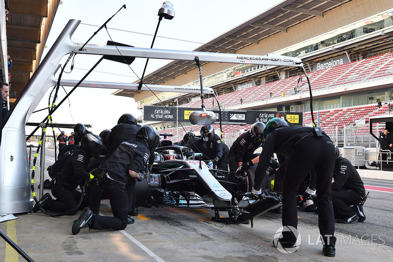 Lewis Hamilton, Mercedes-AMG F1 W09 pit stop