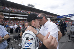 Ron Dennis, McLaren Mercedes ve Kimi Raikkonen, McLaren, yarıştan çekilmek hakkında koşunuyor